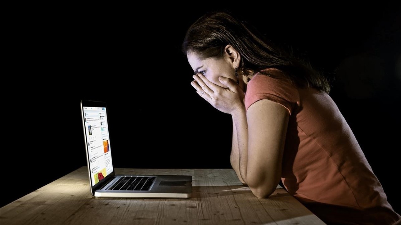 33992660 - young desperate and depressed freelance worker or student woman working with computer laptop alone late at night in stress suffering internet bullying victim of social network  Acoso Ciberacoso  FOTO  123RF    Marcos Calvo
